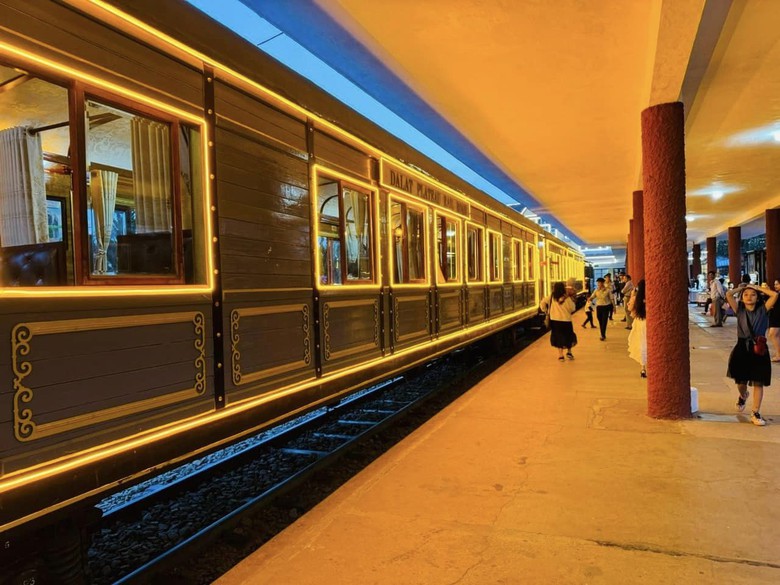 Đi t&agrave;u cổ Đ&agrave; Lạt, kh&aacute;ch được uống tr&agrave;, xem biểu diễn nhạc cụ miễn ph&iacute;- Ảnh 2.