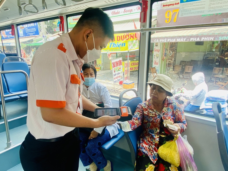 TP.HCM: Xe bu&yacute;t l&ecirc;n đời, người d&acirc;n h&agrave;o hứng- Ảnh 1.