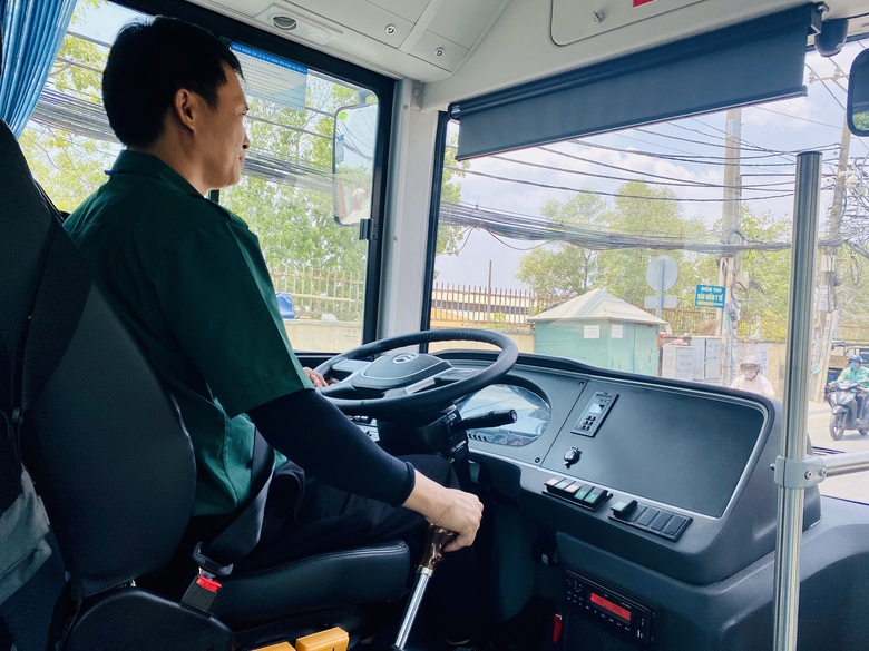 TP.HCM: Xe bu&yacute;t l&ecirc;n đời, người d&acirc;n h&agrave;o hứng- Ảnh 2.