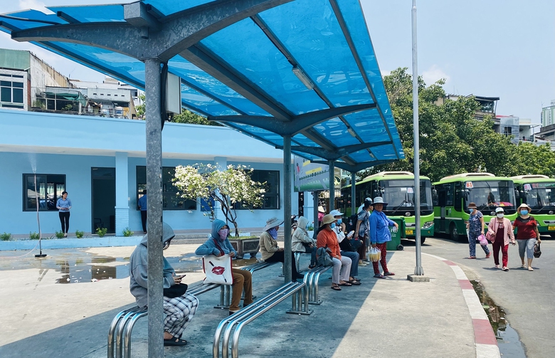 TP.HCM: Xe bu&yacute;t l&ecirc;n đời, người d&acirc;n h&agrave;o hứng- Ảnh 3.