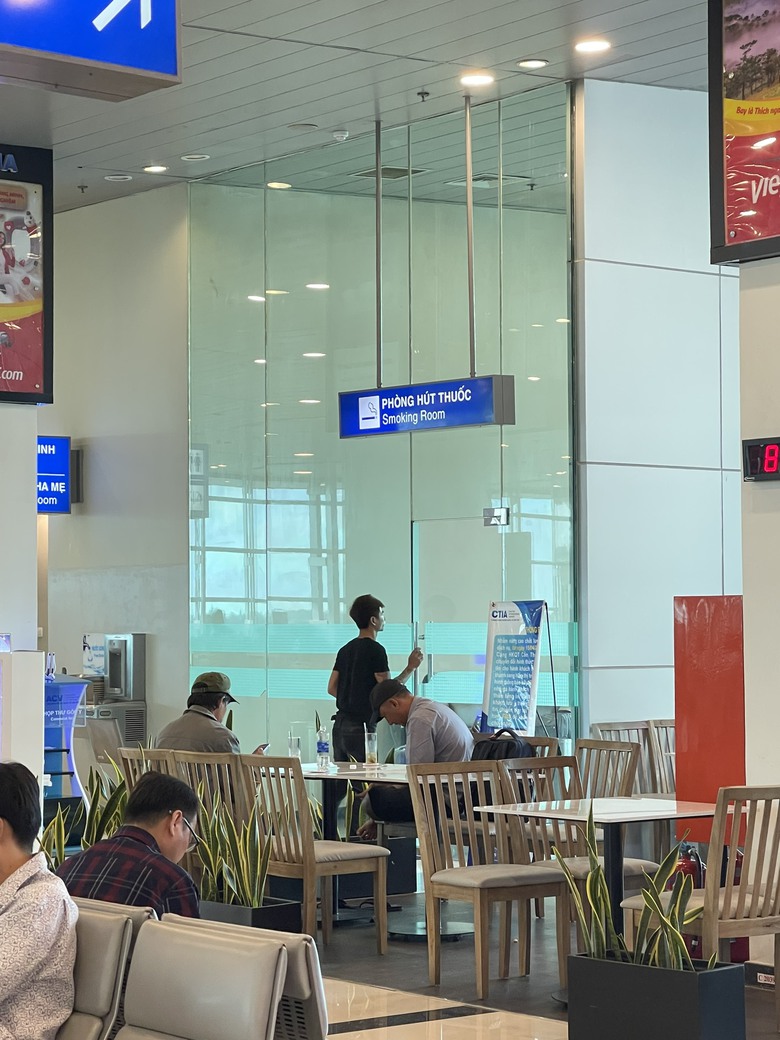 Phạt tiền nam h&agrave;nh kh&aacute;ch h&uacute;t thuốc l&aacute; tr&ecirc;n chuyến bay đ&ecirc;m- Ảnh 2.