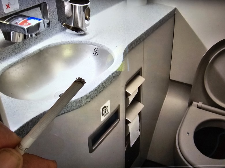 Phạt tiền nam h&agrave;nh kh&aacute;ch h&uacute;t thuốc l&aacute; tr&ecirc;n chuyến bay đ&ecirc;m- Ảnh 1.