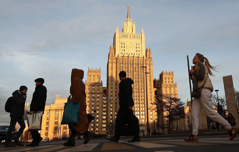 Nga dự kiến giảm thời gian tạm trú của người nước ngoài, lưu trữ nhận dạng sinh trắc học (vân tay, khuôn mặt), lập hồ sơ số kiểm soát người nước ngoài, cùng với các biện pháp cứng rắn chống nạn nhập cư trái phép. (Ảnh: TASS) Nga dự kiến giảm thời gian tạm trú của người nước ngoài, lưu trữ nhận dạng sinh trắc học (vân tay, khuôn mặt), lập hồ sơ số kiểm soát người nước ngoài, cùng với các biện pháp cứng rắn chống nạn nhập cư trái phép. (Ảnh: TASS)