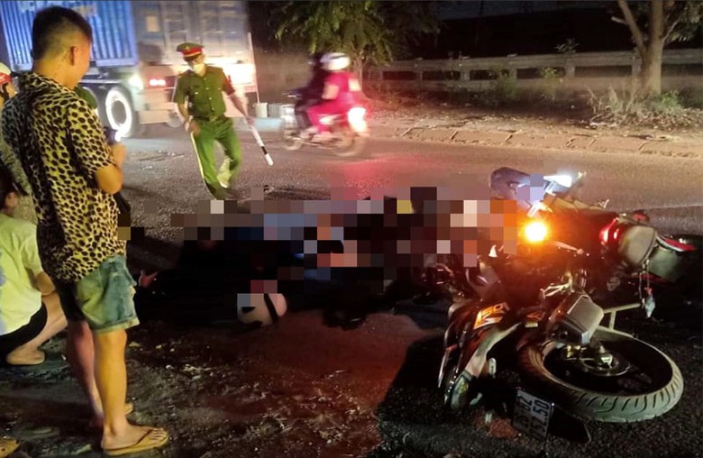 Ba nam thanh ni&ecirc;n đi tr&ecirc;n hai xe m&aacute;y nằm bất động sau vụ tai nạn.