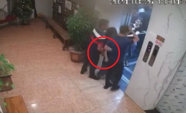 Nữ nh&acirc;n vi&ecirc;n qu&aacute;n cafe ở Hải Dương bị s&agrave;m sỡ, h&agrave;nh hung nhận 58 triệu đồng bồi thường- Ảnh 1.