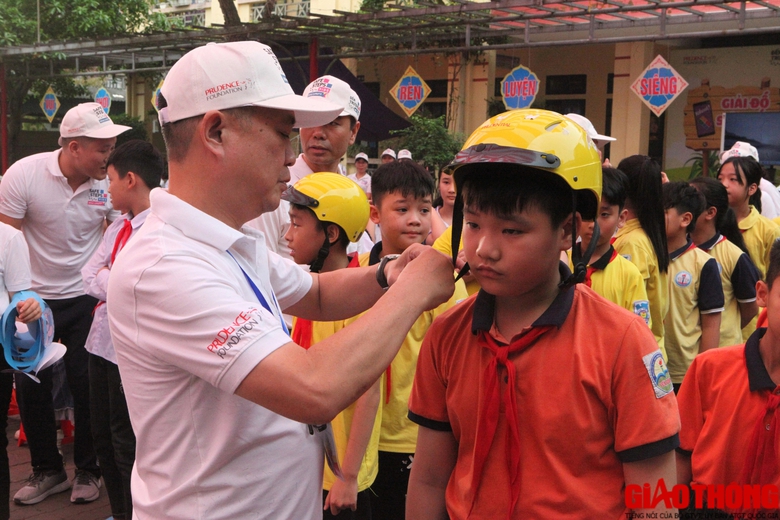 H&agrave;ng trăm học sinh Y&ecirc;n B&aacute;i trải nghiệm tại ng&agrave;y hội ATGT- Ảnh 14.