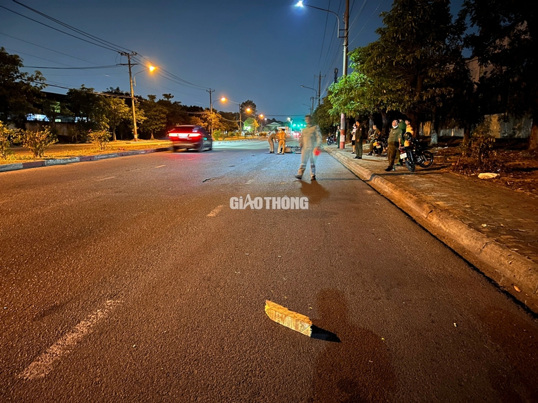 Xe m&aacute;y t&ocirc;ng v&agrave;o kh&uacute;c gỗ giữa đường, người đ&agrave;n &ocirc;ng tử vong- Ảnh 1.