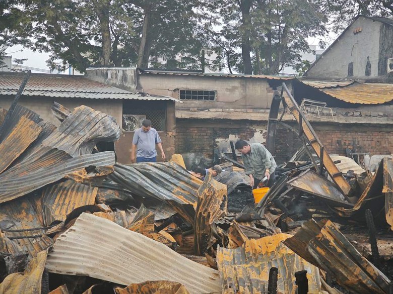 Ch&aacute;y nh&agrave; ven k&ecirc;nh ở quận 8: C&aacute;c hộ d&acirc;n thiệt hại nhận hỗ trợ ban đầu- Ảnh 1.