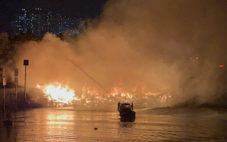 Kh&oacute;i trắng vẫn bốc l&ecirc;n từ hiện trường vụ ch&aacute;y nh&agrave; ven k&ecirc;nh quận 8