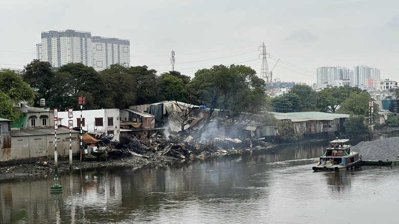 Vụ ch&aacute;y nh&agrave; ven k&ecirc;nh ở TP.HCM: B&atilde;i chứa vật liệu đ&atilde; nhiều lần bị kiểm tra- Ảnh 2.