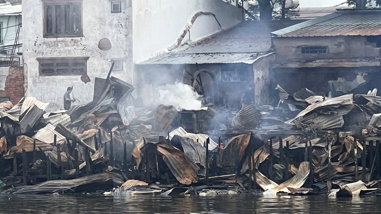 Kh&oacute;i trắng vẫn bốc l&ecirc;n từ hiện trường vụ ch&aacute;y nh&agrave; ven k&ecirc;nh quận 8- Ảnh 3.