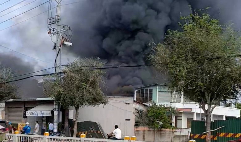 Ch&aacute;y lớn một kho chứa h&agrave;ng ở B&agrave; Rịa - Vũng T&agrave;u- Ảnh 1.