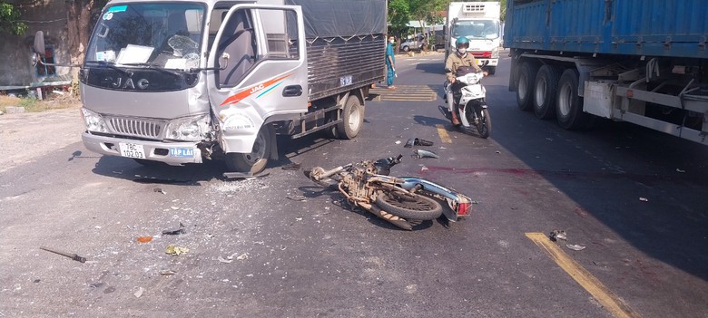 Va chạm với xe tập lái, người đi xe máy tử vong tại chỗ- Ảnh 2. Va chạm với xe tập lái, người đi xe máy tử vong tại chỗ- Ảnh 2.