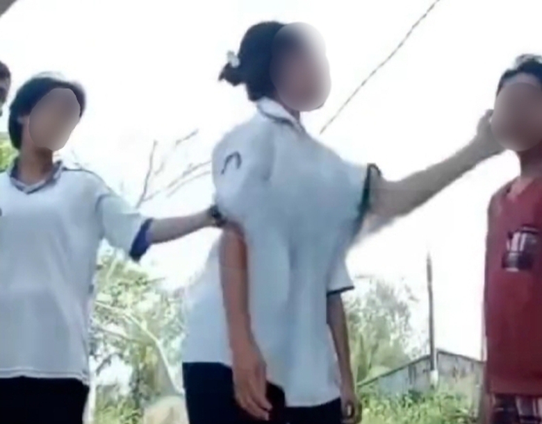 B&eacute; g&aacute;i bị nh&oacute;m nữ sinh đ&aacute;nh tới tấp v&agrave;o mặt- Ảnh 1.