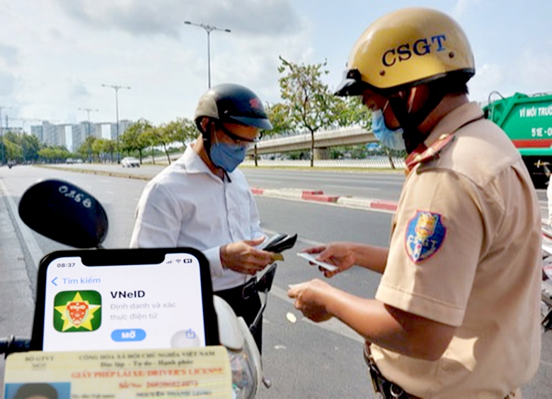 Có phải xuất trình GPLX khi đã tích hợp vào VNeID?- Ảnh 1. Có phải xuất trình GPLX khi đã tích hợp vào VNeID?- Ảnh 1.