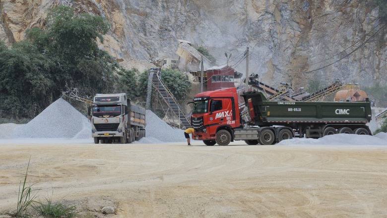 Tuyên Quang: Xe chở đá quá tải hàng chục tấn trên quốc lộ 2C- Ảnh 8. Tuyên Quang: Xe chở đá quá tải hàng chục tấn trên quốc lộ 2C- Ảnh 8.