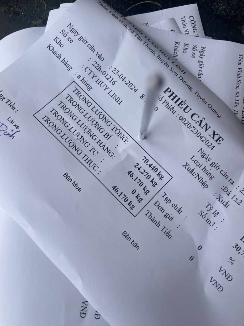 Tuyên Quang: Xe chở đá quá tải hàng chục tấn trên quốc lộ 2C- Ảnh 4. Tuyên Quang: Xe chở đá quá tải hàng chục tấn trên quốc lộ 2C- Ảnh 4.