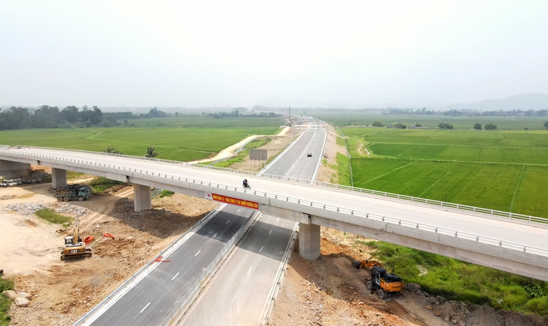 Dự án cao tốc đoạn Diễn Châu - Bãi Vọt: Nhà thầu đầu tiên cán đích vượt mốc 30/4/2024- Ảnh 2. Dự án cao tốc đoạn Diễn Châu - Bãi Vọt: Nhà thầu đầu tiên cán đích vượt mốc 30/4/2024- Ảnh 2.
