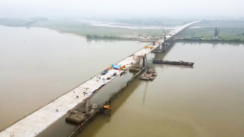 Dự án cao tốc đoạn Diễn Châu - Bãi Vọt: Nhà thầu đầu tiên cán đích vượt mốc 30/4/2024- Ảnh 7. Dự án cao tốc đoạn Diễn Châu - Bãi Vọt: Nhà thầu đầu tiên cán đích vượt mốc 30/4/2024- Ảnh 7.