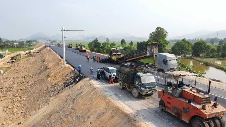 Dự án cao tốc đoạn Diễn Châu - Bãi Vọt: Nhà thầu đầu tiên cán đích vượt mốc 30/4/2024- Ảnh 10. Dự án cao tốc đoạn Diễn Châu - Bãi Vọt: Nhà thầu đầu tiên cán đích vượt mốc 30/4/2024- Ảnh 10.