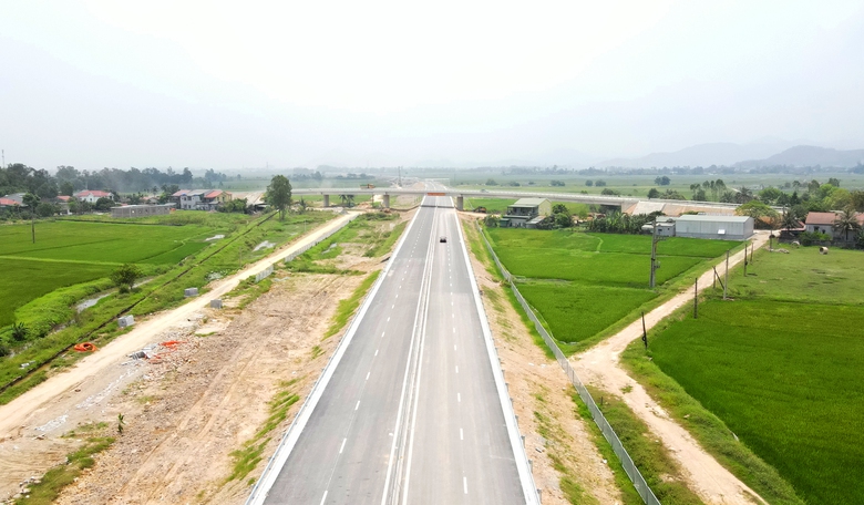 Dự án cao tốc đoạn Diễn Châu - Bãi Vọt: Nhà thầu đầu tiên cán đích vượt mốc 30/4/2024- Ảnh 5. Dự án cao tốc đoạn Diễn Châu - Bãi Vọt: Nhà thầu đầu tiên cán đích vượt mốc 30/4/2024- Ảnh 5.