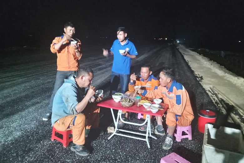 Dự án cao tốc đoạn Diễn Châu - Bãi Vọt: Nhà thầu đầu tiên cán đích vượt mốc 30/4/2024- Ảnh 13. Dự án cao tốc đoạn Diễn Châu - Bãi Vọt: Nhà thầu đầu tiên cán đích vượt mốc 30/4/2024- Ảnh 13.