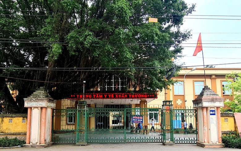 Cổng tiếp nhận bị kh&oacute;a, b&aacute;c sĩ chật vật đưa bệnh nh&acirc;n v&agrave;o cấp cứu