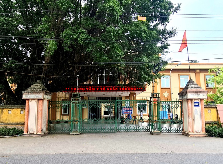 Cổng tiếp nhận bị kh&oacute;a, b&aacute;c sĩ chật vật đưa bệnh nh&acirc;n v&agrave;o cấp cứu- Ảnh 1.