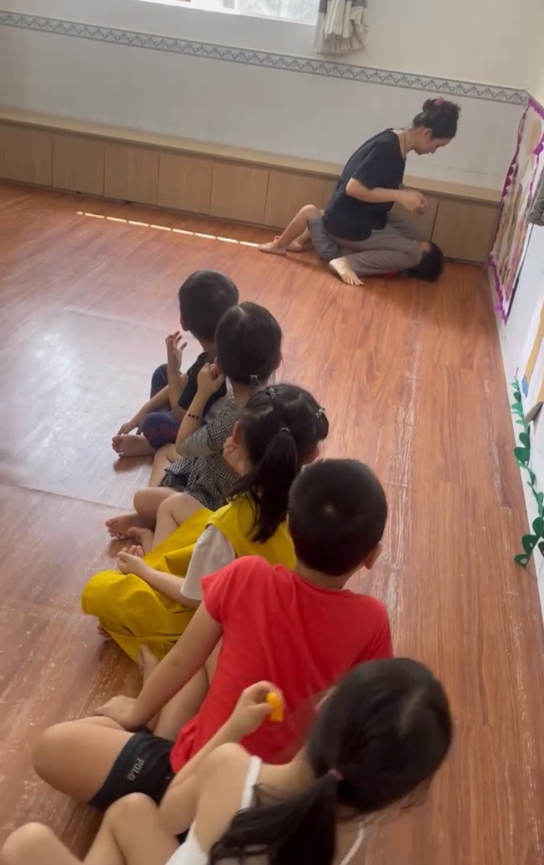 Phẫn nộ clip chủ nh&oacute;m lớp mầm non bạo h&agrave;nh trẻ- Ảnh 1.