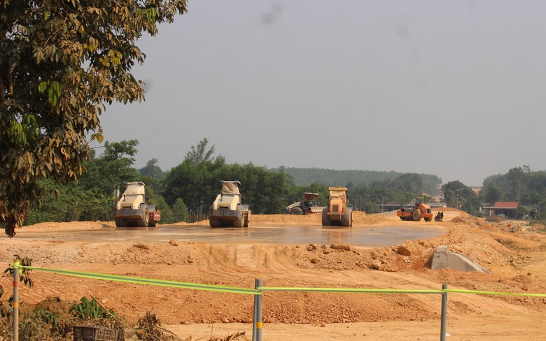 Cận mốc b&agrave;n giao mặt bằng, dự &aacute;n cao tốc Vạn Ninh - Cam Lộ vẫn ngổn ngang