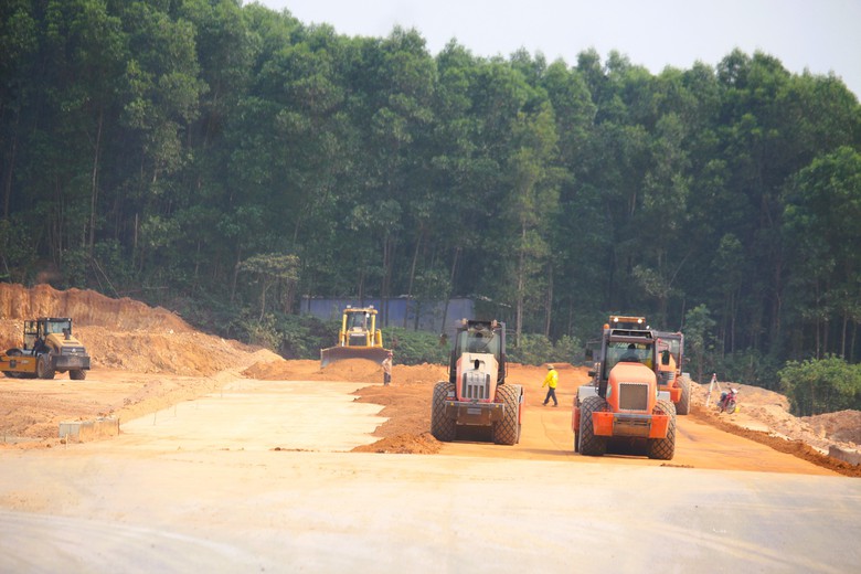 Cận mốc b&agrave;n giao mặt bằng, dự &aacute;n cao tốc Vạn Ninh - Cam Lộ vẫn ngổn ngang- Ảnh 2.