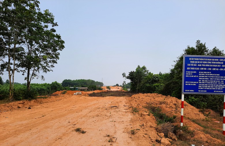 Cận mốc b&agrave;n giao mặt bằng, dự &aacute;n cao tốc Vạn Ninh - Cam Lộ vẫn ngổn ngang- Ảnh 9.