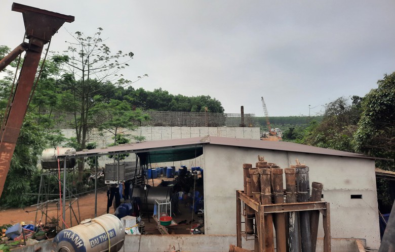 Cận mốc b&agrave;n giao mặt bằng, dự &aacute;n cao tốc Vạn Ninh - Cam Lộ vẫn ngổn ngang- Ảnh 12.
