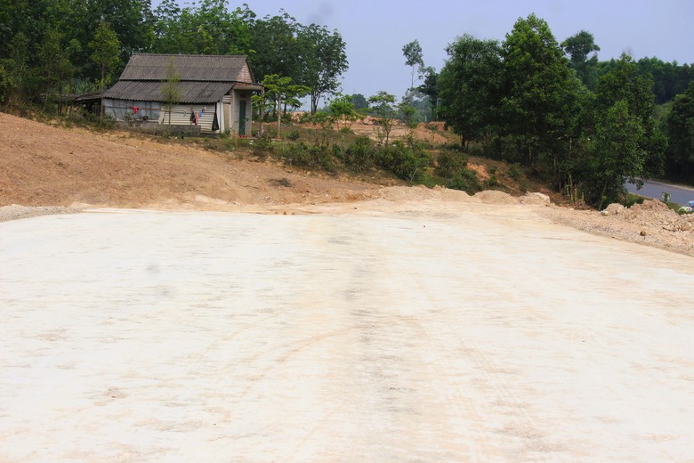 Cận mốc b&agrave;n giao mặt bằng, dự &aacute;n cao tốc Vạn Ninh - Cam Lộ vẫn ngổn ngang- Ảnh 13.