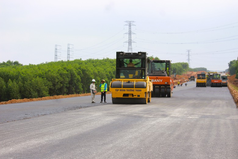 Cận mốc b&agrave;n giao mặt bằng, dự &aacute;n cao tốc Vạn Ninh - Cam Lộ vẫn ngổn ngang- Ảnh 14.