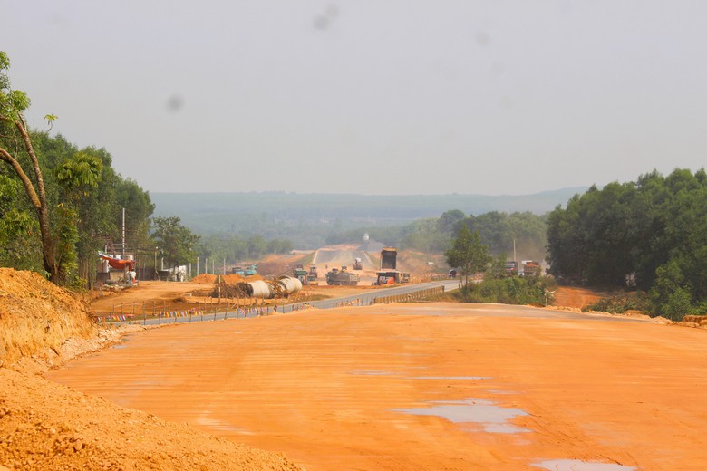 Cận mốc b&agrave;n giao mặt bằng, dự &aacute;n cao tốc Vạn Ninh - Cam Lộ vẫn ngổn ngang- Ảnh 4.