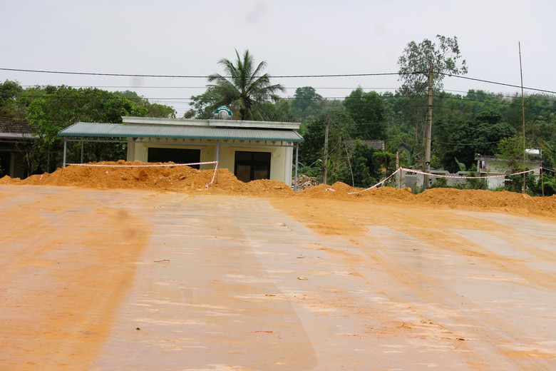 Cận mốc b&agrave;n giao mặt bằng, dự &aacute;n cao tốc Vạn Ninh - Cam Lộ vẫn ngổn ngang- Ảnh 5.