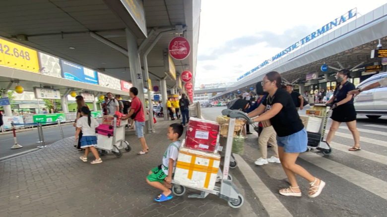 Sân bay Tân Sơn Nhất phục vụ hơn 4,2 nghìn chuyến bay dịp 30/4-1/5- Ảnh 1. Sân bay Tân Sơn Nhất phục vụ hơn 4,2 nghìn chuyến bay dịp 30/4-1/5- Ảnh 1.