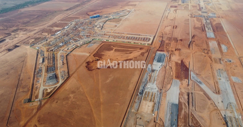 L&agrave;m xuy&ecirc;n lễ, chạy đua từng giờ ở c&ocirc;ng trường s&acirc;n bay Long Th&agrave;nh nắng như đổ lửa- Ảnh 1.