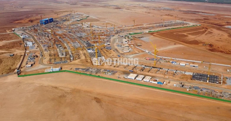 L&agrave;m xuy&ecirc;n lễ, chạy đua từng giờ ở c&ocirc;ng trường s&acirc;n bay Long Th&agrave;nh nắng như đổ lửa- Ảnh 4.