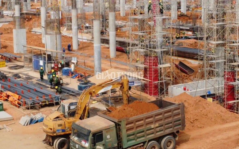 L&agrave;m xuy&ecirc;n lễ, chạy đua từng giờ ở c&ocirc;ng trường s&acirc;n bay Long Th&agrave;nh nắng như đổ lửa- Ảnh 5.