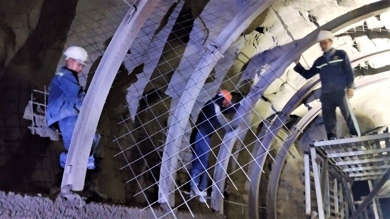 C&ocirc;ng nh&acirc;n căng m&igrave;nh gia cố hầm B&atilde;i Gi&oacute; sau sự cố- Ảnh 5.