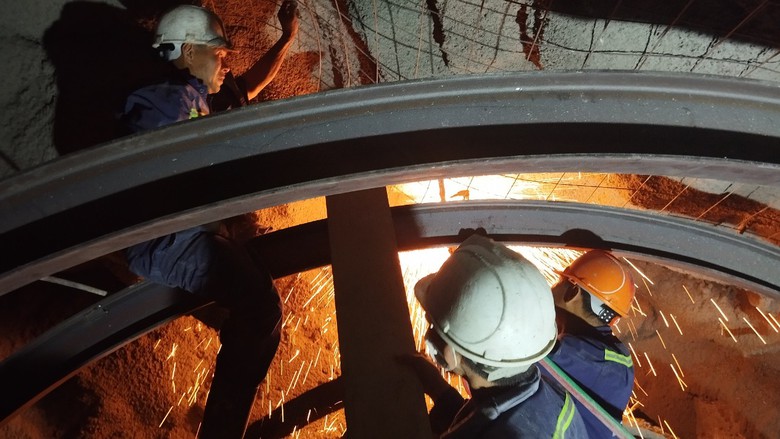 C&ocirc;ng nh&acirc;n căng m&igrave;nh gia cố hầm B&atilde;i Gi&oacute; sau sự cố- Ảnh 6.