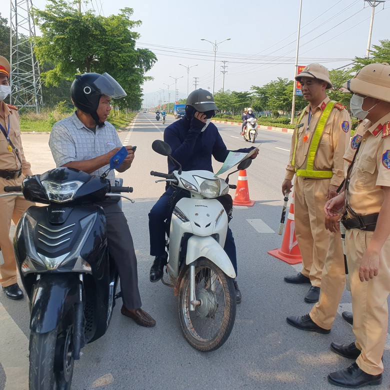 CSGT Vĩnh Ph&uacute;c "đội nắng" ph&acirc;n luồng giao th&ocirc;ng, hướng dẫn người d&acirc;n về qu&ecirc; nghỉ lễ- Ảnh 3.