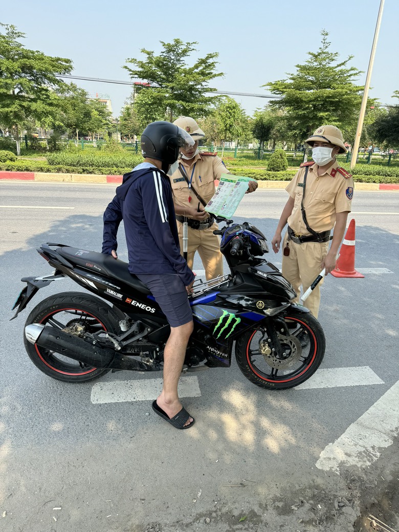 CSGT Vĩnh Ph&uacute;c "đội nắng" ph&acirc;n luồng giao th&ocirc;ng, hướng dẫn người d&acirc;n về qu&ecirc; nghỉ lễ- Ảnh 4.