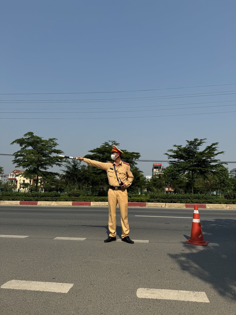 CSGT Vĩnh Ph&uacute;c "đội nắng" ph&acirc;n luồng giao th&ocirc;ng, hướng dẫn người d&acirc;n về qu&ecirc; nghỉ lễ- Ảnh 1.