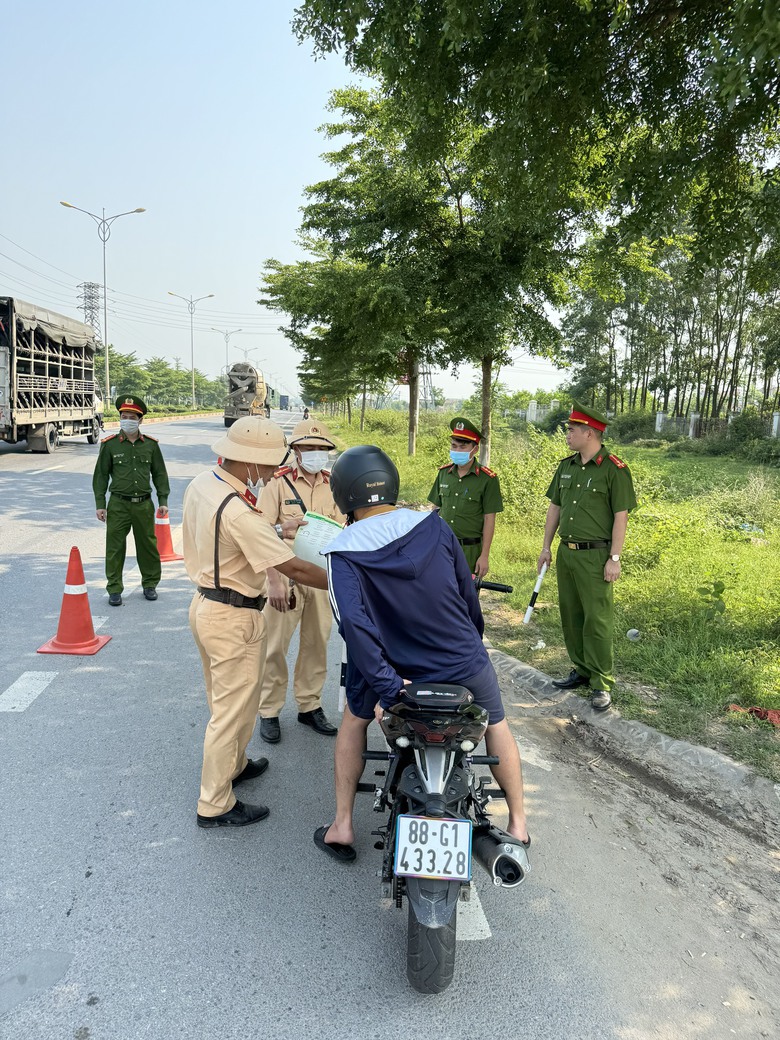 CSGT Vĩnh Ph&uacute;c "đội nắng" ph&acirc;n luồng giao th&ocirc;ng, hướng dẫn người d&acirc;n về qu&ecirc; nghỉ lễ- Ảnh 2.
