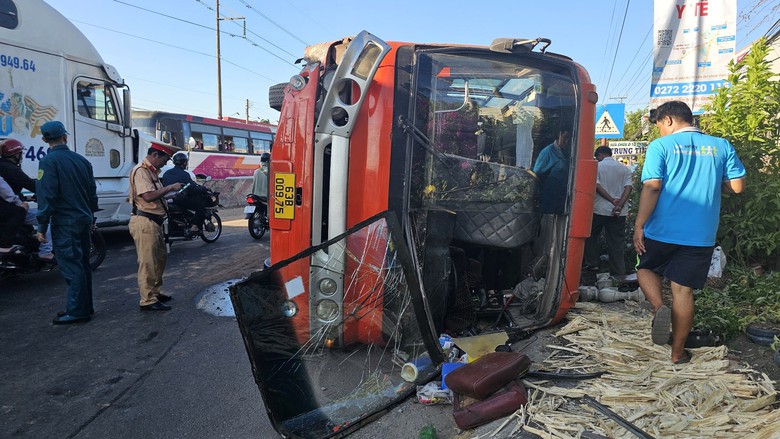 Xe kh&aacute;ch chở 40 c&ocirc;ng nh&acirc;n lật nh&agrave;o tr&ecirc;n quốc lộ 1 qua Long An- Ảnh 1.