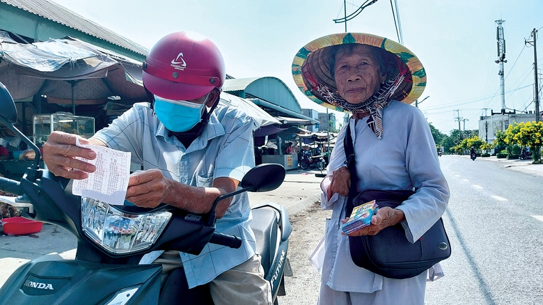 Nữ thương binh b&aacute;n v&eacute; số d&agrave;nh tiền sửa mộ đồng đội- Ảnh 1.