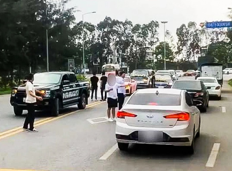 Khởi tố nh&oacute;m đối tượng dừng xe rước d&acirc;u giữa đường chụp ảnh ở Hải Dương- Ảnh 1.